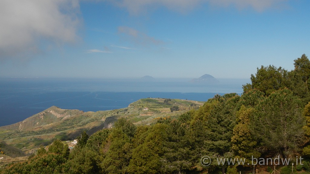 DSCN8736.JPG - Le isole di Alicudi e Filicudi viste da Monte Sant'Angelo